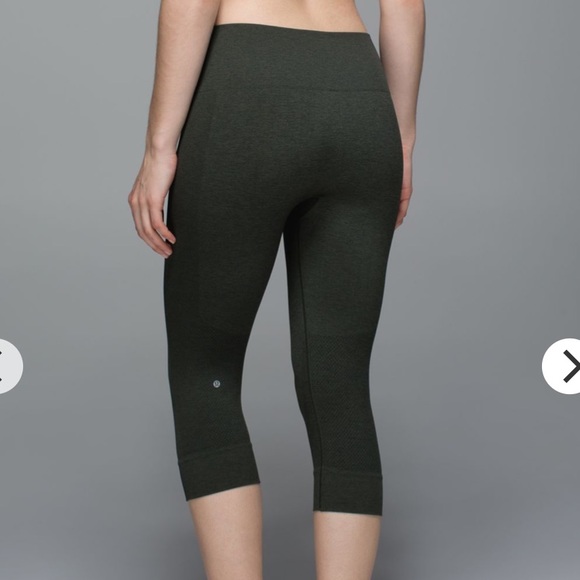 Lululemon Seamlessly Street Crop Size 8 - Picture 1 of 11